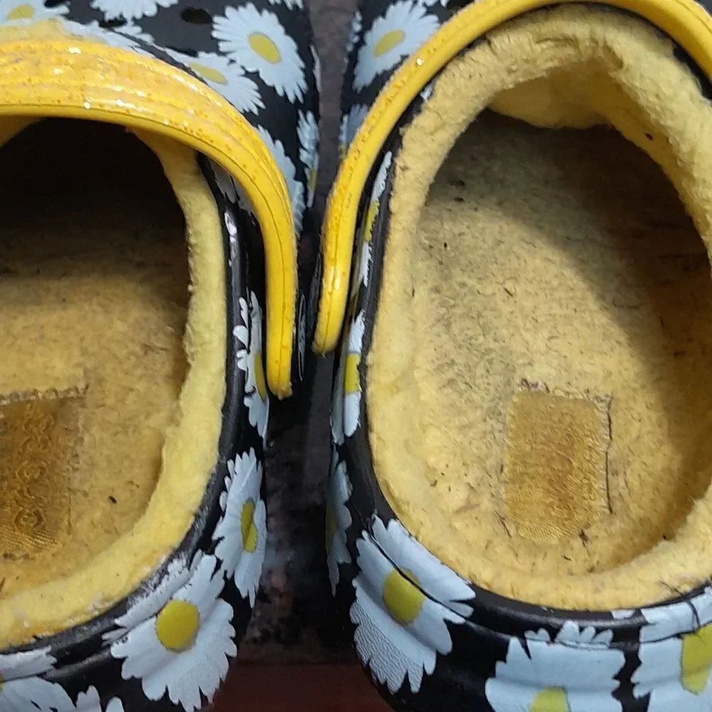 Girls Crocs Daisy Clogs..Size 6 - Picture 6 of 7